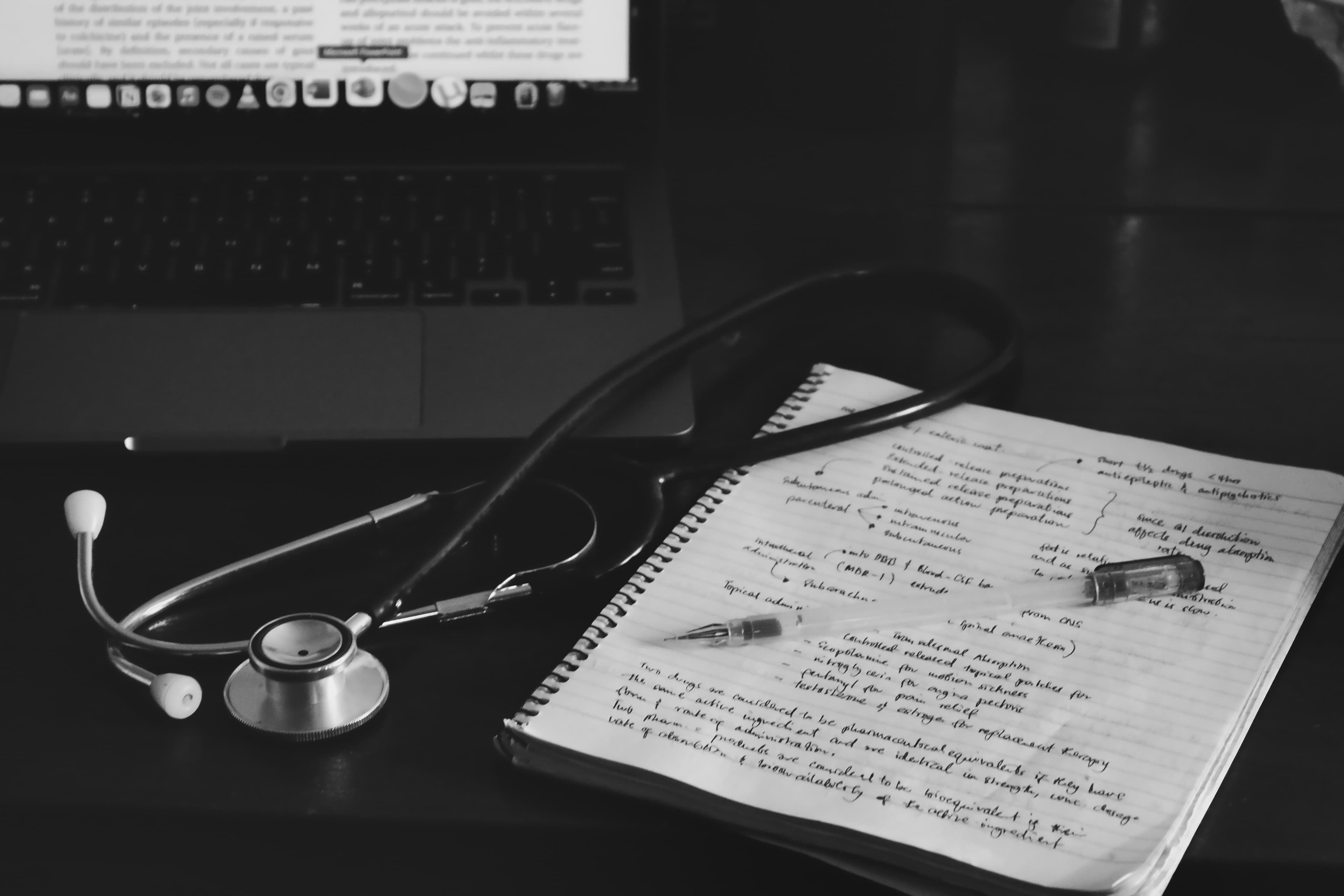 Estetoscópio e anotações clínicas sobre a mesa de trabalho